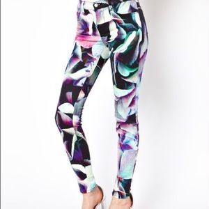 J Brand Super Skinny Jean. Hydrangea print with stretch. Perfect condition